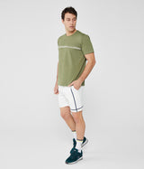 Camiseta verde básica de corte Slim Fit con líneas en contraste. Tejido con tecnología de secado rápido.