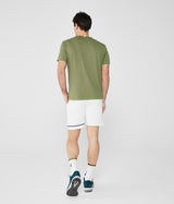 Camiseta verde básica de corte Slim Fit con líneas en contraste. Tejido con tecnología de secado rápido.