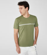 Camiseta verde básica de corte Slim Fit con líneas en contraste. Tejido con tecnología de secado rápido.