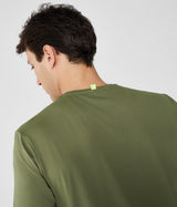 Camiseta verde básica de corte Slim Fit con líneas en contraste. Tejido con tecnología de secado rápido.