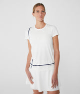 Camiseta técnica blanca de manga corta y cuello redondo confeccionada en un tejido con tecnología de secado rápido y corte Slim Fit.