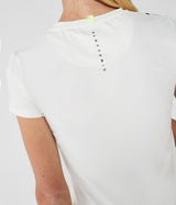 Camiseta técnica blanca de manga corta y cuello redondo confeccionada en un tejido con tecnología de secado rápido y corte Slim Fit.