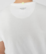 Camiseta blanca de manga corta de algodón transpirable con logo estampado en el pecho.