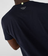 Camiseta azul marino de manga corta de algodón transpirable con logo estampado en el pecho.