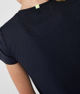 Camiseta técnica azul marino de manga corta y cuello redondo confeccionada en un tejido con tecnología de secado rápido y corte Slim Fit.