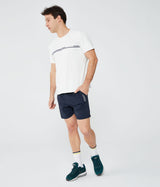 Camiseta básica blanca de corte Slim Fit con líneas en contraste. Tejido con tecnología de secado rápido.