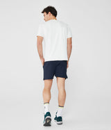 Camiseta básica blanca de corte Slim Fit con líneas en contraste. Tejido con tecnología de secado rápido.