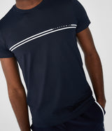 Camiseta básica azul de corte Slim Fit con líneas en contraste. Tejido con tecnología de secado rápido.