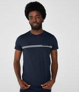 Camiseta básica azul de corte Slim Fit con líneas en contraste. Tejido con tecnología de secado rápido.
