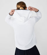 Chaqueta blanca con capucha y cremallera completa frontal vista de espaldas