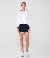 Chaqueta blanca con capucha y cremallera completa frontal con shorts azul marino