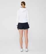 Chaqueta blanca con capucha y cremallera completa frontal con shorts azul marino