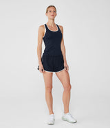 Top deportivo de tirantes anchos con espalda nadadora en color azul marino y detalles en blanco